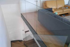 Garde-corps en verre sur escalier